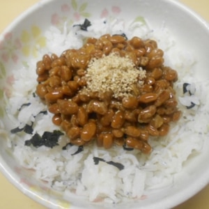 ５分！まな板なし❤しらす混ぜご飯の納豆かけ丼♪